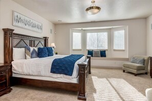 6 bedrooms, desk, iron/ironing board, free WiFi
