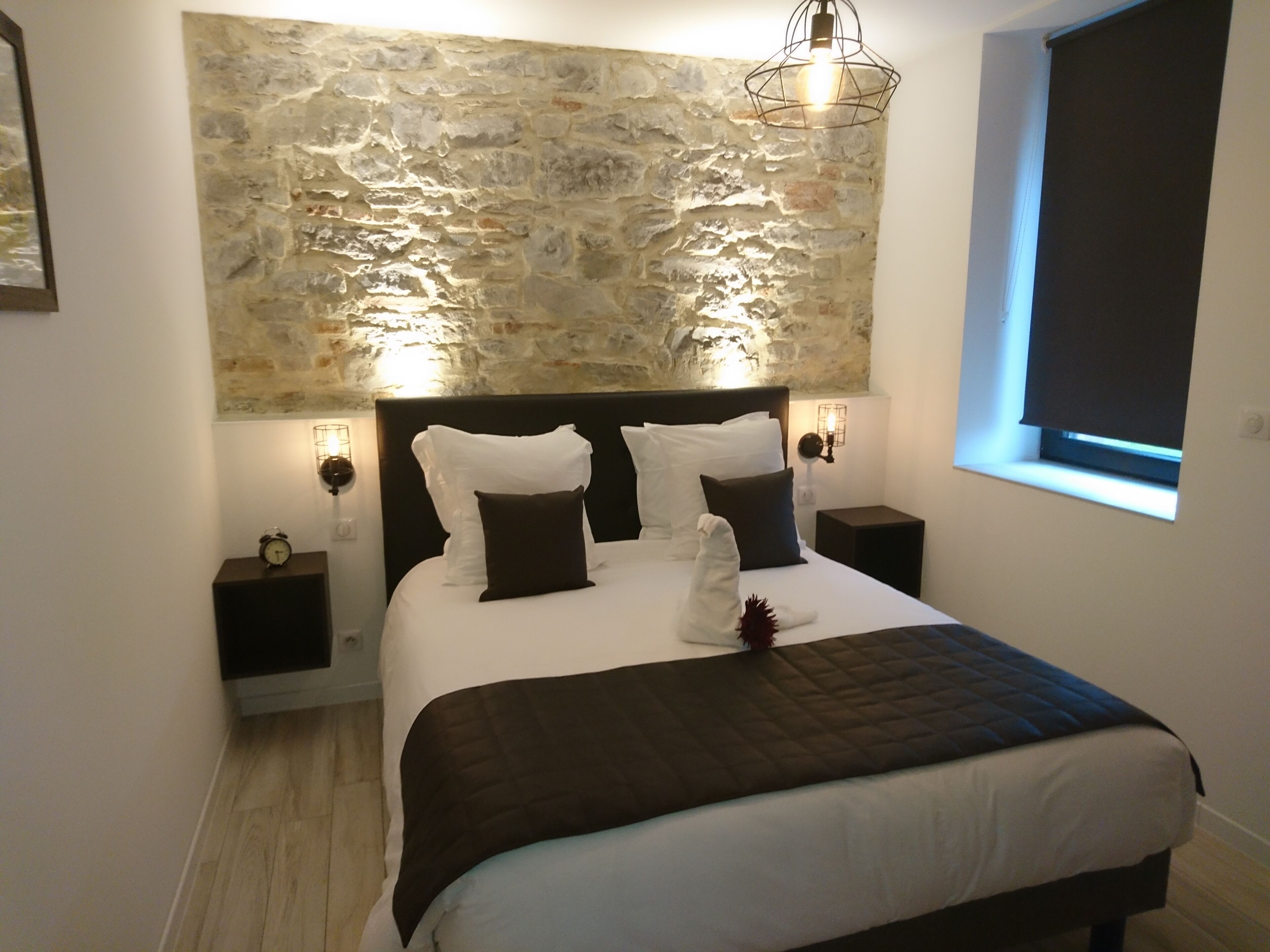 3 sovrum, värdeförvaringsskåp på rummet och skrivbord