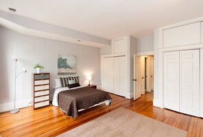 4 soverom, strykejern/-brett, wi-fi (inkludert) og sengetøy