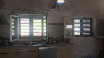 Kühlschrank, Geschirrspüler, Wasserkocher mit Kaffee-/Teezubehör