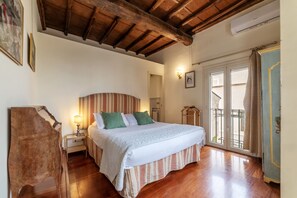 2 bedrooms, desk, iron/ironing board, WiFi
