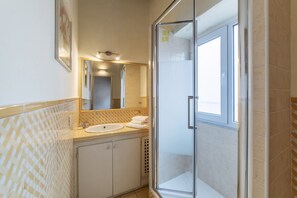 Badewanne, Haartrockner, Bidet, Handtücher