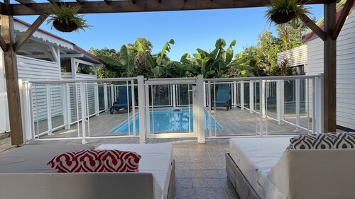 Cottage, piscine et spa privatifs de 5 à 20 mns en voiture randonnées et plages.