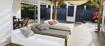 Private cottage, pool and spa 5 to 20 minutes by car from hiking trails and beaches.