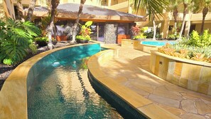 Utomhuspool och uppvärmd pool