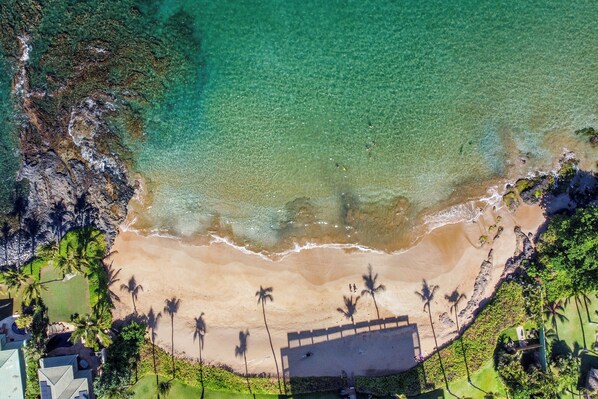 På stranden, solstolar och strandhanddukar
