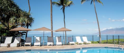 Una piscina al aire libre, una piscina climatizada