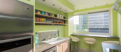 Kylskåp, mikrovågsugn, ugn och spishäll