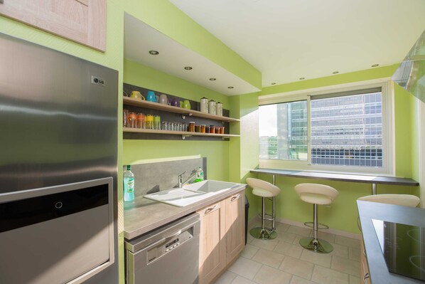 Réfrigérateur, micro-ondes, four, plaque de cuisson