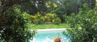 Villa provençale dans le calme d'une grande pinÚde