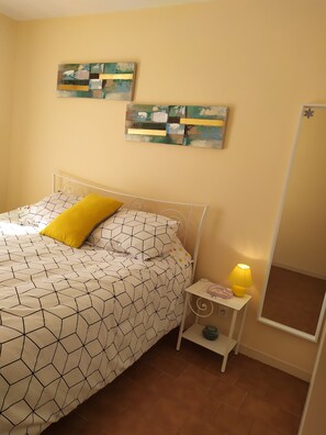 4 habitaciones, tabla de planchar con plancha, wifi y ropa de cama 