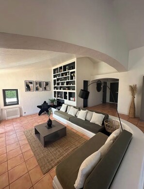 Televisión, chimenea, videojuegos y reproductor de DVD