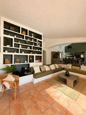 Televisión, chimenea, videojuegos y reproductor de DVD