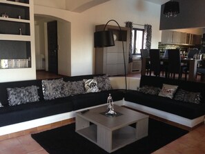 Fernseher, Kamin, Videospiele, DVD-Player