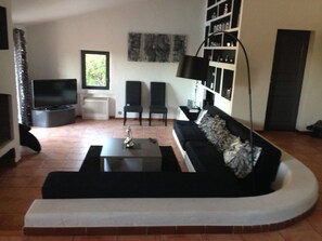 Fernseher, Kamin, Videospiele, DVD-Player