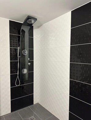Baignoire, sèche-cheveux, bidet, serviettes fournies