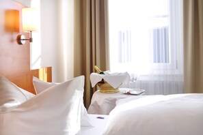 Escritorio, sistema de insonorización, wifi gratis y ropa de cama