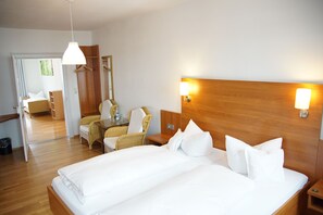 Estudi en suite, balcó | Escriptori, habitacions insonoritzades, wifi gratuïta i roba de llit 