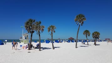 Una playa cerca, sillas reclinables de playa, toallas de playa