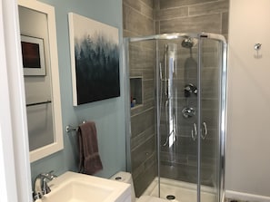 Ensemble baignoire-douche, séchoir à cheveux, serviettes fournies