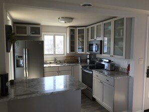 Réfrigérateur, four à micro-ondes, un four, surface de cuisson