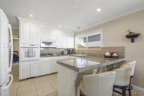 Fridge, microwave, oven, stovetop - Fall Available Ocean Front, Family house Santa Cruz on West Cliff (Santa Cruz)