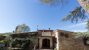 Un edificio rústico de piedra con un letrero que dice "Il Covo di Motgana" y una pequeña torre campanario.