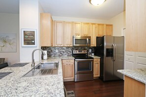 Fridge, microwave, oven, stovetop - Refurbished. Accessible. Step free access, disabled parking, walk in shower. (Kissimmee)