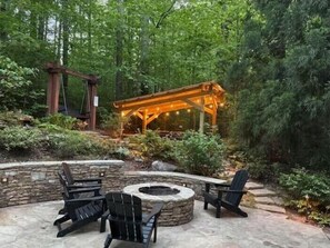 Outdoor spa tub - Ramblewood - Nestled in Peaceful Woods, Enjoy the Great Outdoor Living Space. (Sautee Nacoochee)