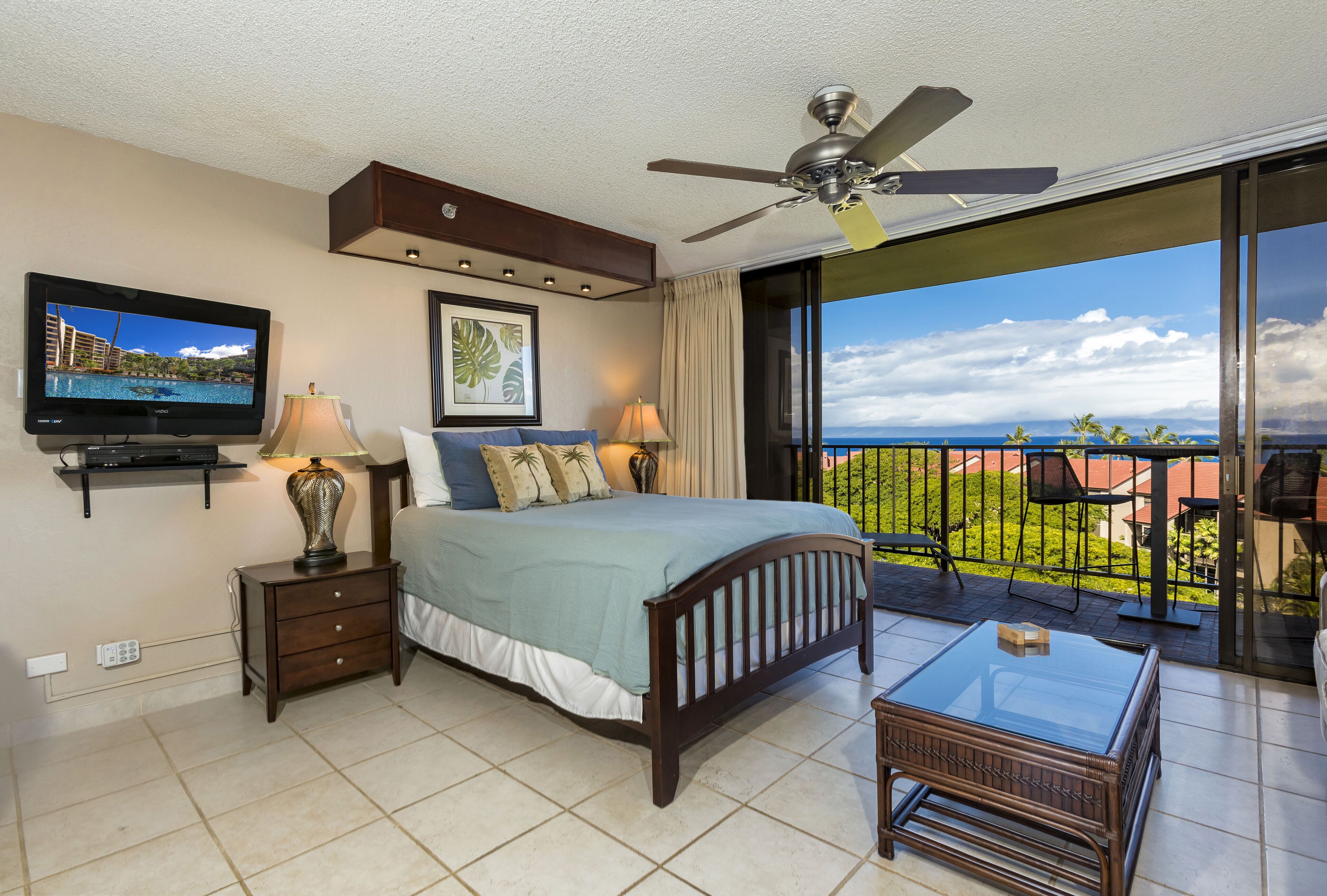 Escritorio, tabla de planchar con plancha, wifi y ropa de cama 