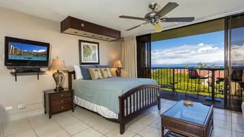 Escritorio, tabla de planchar con plancha, wifi y ropa de cama