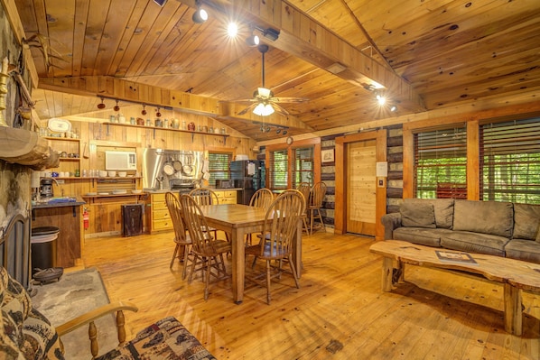 Interior - Adanaylah - A True Log Cabin Experience. Pet Friendly, too! (Hiawassee)