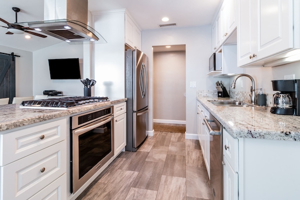 Kylskåp, mikrovågsugn, ugn och spishäll