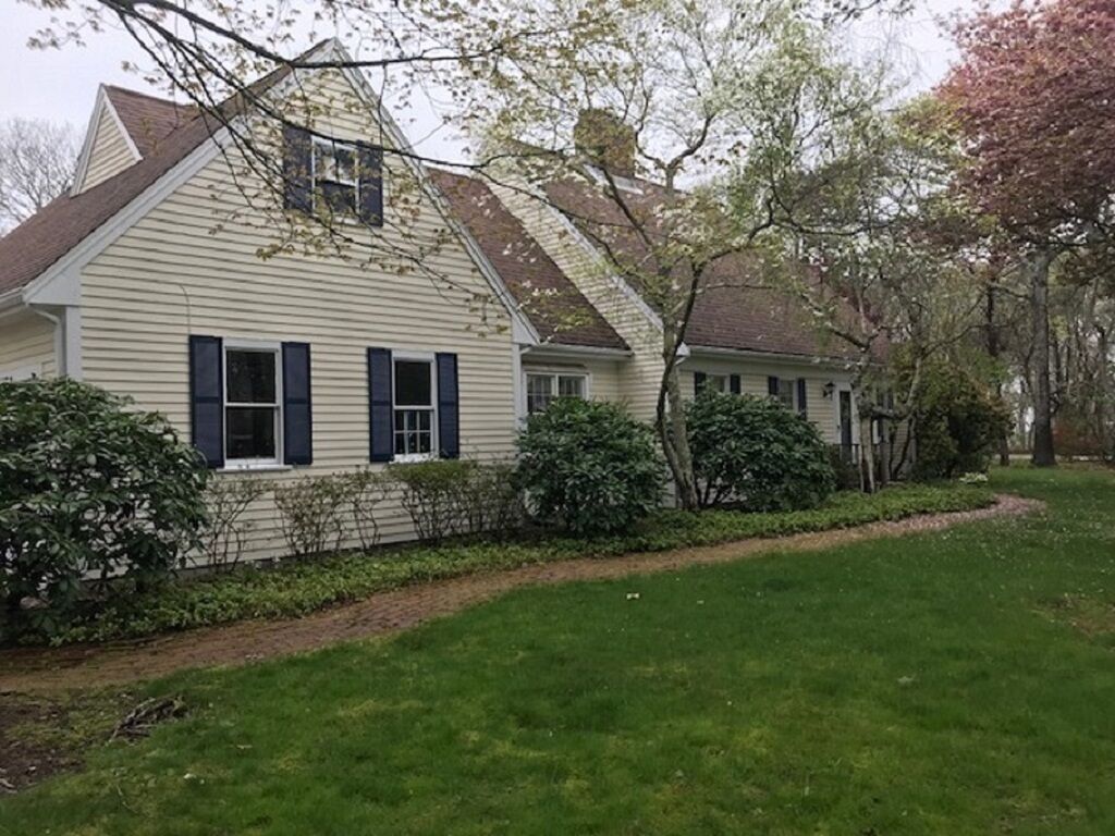 Walk to beach & close to Falmouth Village & restaurants, near Green Pond Harbor.