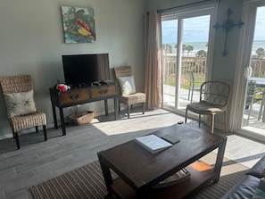 Smart-tv och ett bordtennisbord