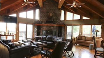 Smart TV, chimenea, futbolito y tenis de mesa