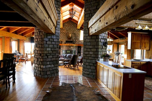 Luxury, spacious lodge, 10 mile views on 300 acre ranch, Trails, Ponds, Animals