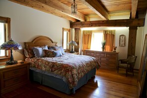 8 bedrooms, iron/ironing board, WiFi, bed sheets - Luxury, spacious lodge, 10 mile views on 300 acre ranch, Trails, Ponds, Animals (Galena)