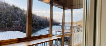 Lakefront by Margaritaville w/dock 4 Bed/4Bath, 4 Decks, 16ppl Sunset Paradise
