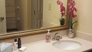 Combined shower/tub, hair dryer, towels, soap - Beautiful Villa near to Disney, Outlets and more !!1 (Kissimmee)
