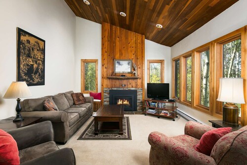 White Pines Crescent Ridge 3-Bedroom Condo - Walk to Slopes!