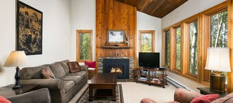 Condo 3 chambres à coucher White Pines Crescent Ridge - À pied des pentes!