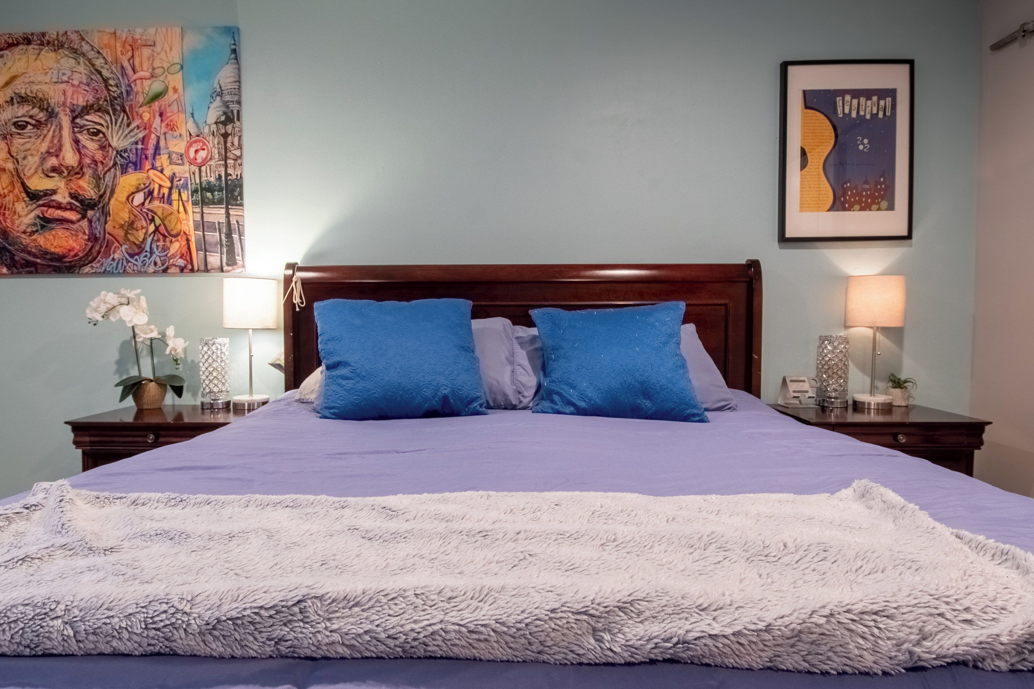 5 bedrooms, desk, WiFi, bed sheets
