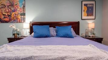 5 bedrooms, desk, WiFi, bed sheets