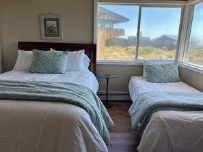 4 bedrooms, iron/ironing board, WiFi, bed sheets - House 33 with Hot Tub (Watsonville)