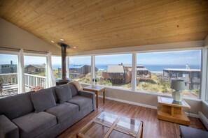 TV, stereo - House 33 with Hot Tub (Watsonville)