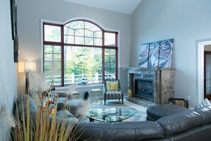 Smart TV, fireplace, video games, DVD player - Waterfront Luxe: Chef’s Kitchen, Pong & Air Hockey, Near Hudson, Ski Hunter Mntn (Athens)