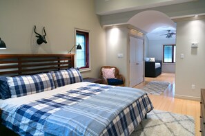 5 bedrooms, desk, iron/ironing board, travel crib - Waterfront Luxe: Chef’s Kitchen, Pong & Air Hockey, Near Hudson, Ski Hunter Mntn (Athens)