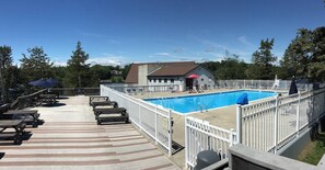 Een buitenzwembad, een verwarmd zwembad