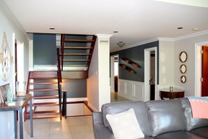 Smart TV, fireplace, video games, DVD player - Waterfront Luxe: Chef’s Kitchen, Pong & Air Hockey, Near Hudson, Ski Hunter Mntn (Athens)